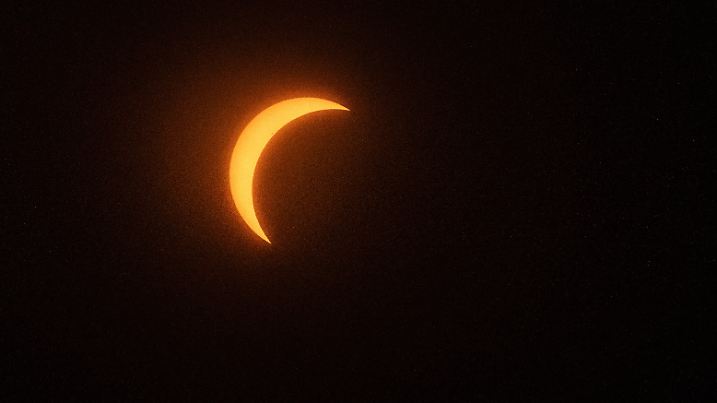 New York City s Solar Eclipse Spectacle: A Phenomenal Afternoon in Bryant Park NEW New York City s Solar Eclipse Spectacle: A Phenomenal Afternoon in Bryant Park April 08, 2024, Manhattan , New York, USA: As the solar eclipse unfolded in New York City s sky, the moon began its journey across the sun, gradually covering it and forming a mesmerizing crescent shape. Spectators in Bryant Park watched in awe as the celestial dance unfolded above them. Credit: Jorge Estrellado/ Thenews2 Foto: Jorge Estrellado/Thenews2/imago images New York City s Solar Eclipse Spectacle: A Phenomenal Afternoon in Bryant Park PUBLICATIONxNOTxINxUSA Copyright: xJorgexEstrelladox