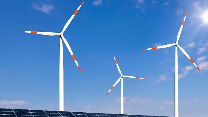 Symbolbild, Erneuerbare Energien, Windkraftanlage, Solarkraftwerk, Windräder, Windpark, Sonne, Baden-Württemberg, Deutschland, Europa *** Symbol image, renewable Energies, Wind turbine, Solar power plant, Wind turbines, Wind farm, Sun, Bathing Württemberg, Germany, Europe Copyright: imageBROKER/Lilly ibxtke09616893.jpg Bitte beachten Sie die gesetzlichen Bestimmungen des deutschen Urheberrechtes hinsichtlich der Namensnennung des Fotografen im direkten Umfeld der Veröffentlichung