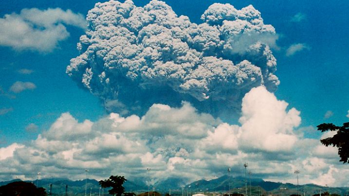 Eine Eruptionswolke über der US-amerikanischen Clark Air Base nach dem Ausbruch des philippinischen Vulkans Pinatubo (Archivbild vom 9.6.1991). Während auf Sizilien der Ätna brodelt, fürchten Geologen am philippinischen Vulkan Pinatubo eine neue Katastrophe. Der Krater des 1991 ausgebrochenen Bergs hat sich nach Informationen des britischen Wissenschaftsmagazins «New Scientist» (Nr. 2301, S. 4) mit mehreren hundert Milliarden Litern Regenwasser gefüllt und droht zu bersten. Inzwischen stehe das Wassers wenige Meter unterhalb des Kraterrands, berichtet die Zeitschrift. dpa (zu dpa 0033)