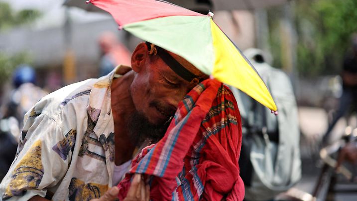 A rickshaw puller wipes sweat with a scarf during the countrywide heatwave in Dhaka, Bangladesh, April 22, 2024. REUTERS/Mohammad Ponir Hossain     TPX IMAGES OF THE DAY