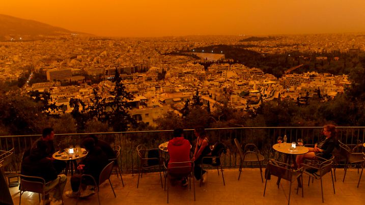 (240423) -- ATHENS, April 23, 2024 (action press/Xinhua) -- Buildings are shrouded in dust seen from Filopappou Hill, in Athens, Greece, on April 23, 2024.  / 240424 / action press