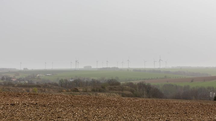 Striegistal - Dunstige, diesige Luft zu Ostern: Saharastaub fliegt durch Sachsen 30.03.2024 gegen 12 Uhr Ortsgebiet Striegistal Mittelsachsen Am heutigen Samstag ist es in weiten Teilen sehr dunstig und diesig, vor allem in den Großstädten, aber auch auf dem Land. Grund dafür ist ein Wetterphänomen an Karsamstag: Denn es liegt Saharastaub in der Luft über Sachsen Wüstensand in Nordafrika wird aufgewirbelt und mit warmer Luft oft über Marokko sowie Frankreich nach Deutschland und somit auch nach Sachsen gebracht. Der Saharastaub trübt die Sonneneinstrahlung, teilweise ist dunstig und diesig. Außerdem bringt das Wetterphänomen auch sommerliche Temperaturen nach Sachsen. Im Freistaat sind nach Angaben von Meterologen bis zu 25 Gr Copyright: xEHLxMedia/TimxMeyerx 240330_saharastaub-mittelsachsen_9