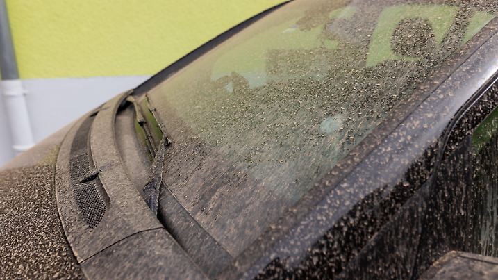 Tuebingen Saharastaub verfaerbt Autos in Tuebingen Saharastaub, Szenen aus Tuebingen, Saharastaub ueber Deutschland, Verschmutzungen ueber Autos, Saharastaub mit Blutregen, Naturshauspiel, Phaenomaen, Saharastaub verfaerbt Autos, 16.03.2022 *** Tuebingen Saharan dust pollutes cars in Tuebingen Saharan dust, scenes from Tuebingen, Saharan dust over Germany, pollution over cars, Saharan dust with blood rain, nature play, phaenomaen, Saharan dust pollutes cars, 16 03 2022 Copyright: xNinaxSanderx/xEibnerxPressefotox EP_NSR 