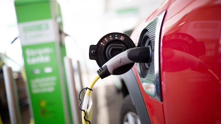 Ein Elektroauto wird in der Landeshauptstadt an einer Ladestation geladen. Für E-Autofahrer in Deutschland ist das Laden ihrer Fahrzeuge häufig ein Problem - es gibt nur wenig Ladestationen.