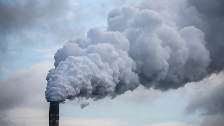 Qualm strömt aus dem Schornstein des Braunkohlekraftwerks Schkopau. Am Nachmittag wird in Leipzig das Ostdeutsche Energieforum von den Ministerpräsidenten von Sachsen und Sachsen-Anhalt eröffnet.