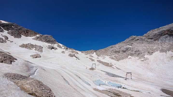 25.07.2024, Bayern, Grainau: Schnee liegt auf dem Gletscherrest des Nördlichen Schneeferners auf dem Zugspitzplatt. Der Nördliche Schneeferner ist der zweitgrößte deutsche Gletscher. (zu dpa: «Führung zum sterbenden Gletscher an der Zugspitze») Foto: Matthias Balk/dpa +++ dpa-Bildfunk +++