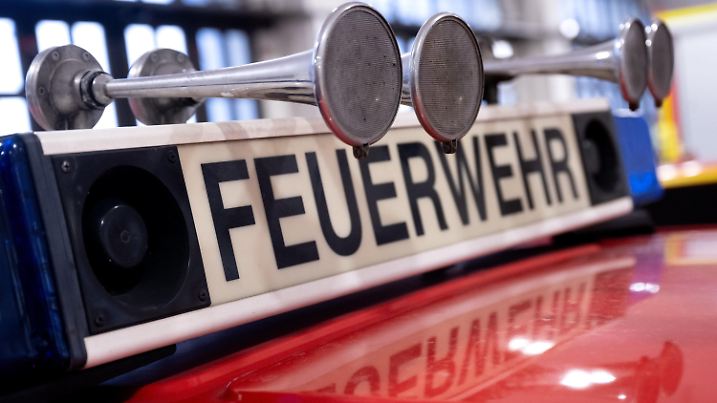 ARCHIV - 05.02.2024, Bayern, München: Ein Einsatzwagen der Feuerwehr steht in einer Halle. (zu dpa: «Mann entfacht Brand und bespritzt Feuerwehr mit Gießkanne») Foto: Sven Hoppe/dpa +++ dpa-Bildfunk +++