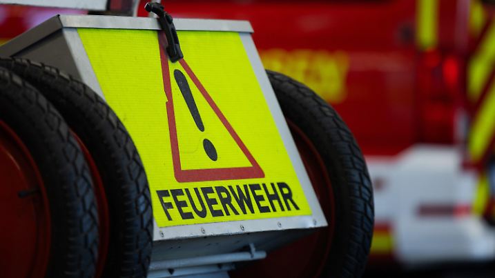 ARCHIV - 11.01.2024, Nordrhein-Westfalen, Leverkusen: Ein Einsatzfahrzeug mit der Aufschrift ·Feuerwehr· steht in der Hauptfeuer- und Rettungswache der Feuerwehr Leverkusen. (zu dpa: «Hofgebäude durch Feuer vollständig zerstört - Ein Verletzter») Foto: Rolf Vennenbernd/dpa +++ dpa-Bildfunk +++
