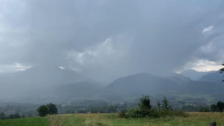 Starke Gewitter und Unwetter zogen am Dienstag ber die Hohe Tatra hinweg. Besonders heftig traf es die fr Touristen beliebte Urlaubsregion Zakopane, sowie die angrenzenden Ortschaften Witow und Umgebung. Heftiger Starkregen und starke Gewitter beenden schon frhzeitig den Wanderurlaub zahlreicher Touristen. Wanderer wurden richtig stark eingeseift. Der Regen war zu viel. Es kam zu gr§eren berschwemmungen. Stra§en wurden berflutet, Grundstcke, Parkpltze ebenfalls. Auch Autos standen im Wasser - mancher Besitzer bemerkte dies zu spt. Die Flsse fhrten Hochwasser. Die Feuerwehr war im Einsatz. An Brcken sammelte sich Treibgut. Die Region kmpfte in den Sommermonaten mit Hitze und Drre. Der Boden war sehr trocken, sodass er das Wasser nicht aufnehmen konnte.