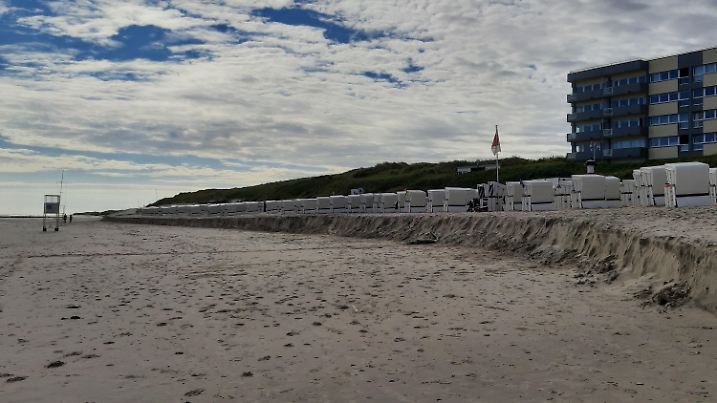24.08.2024, Niedersachsen, Wangerooge: Nach einer Sturmflut ist auf der Nordseeinsel Wangerooge Sand abgebrochen. Das ereignete sich außerhalb der Sturmflutsaison. Foto: Peter Kuchenbuch-Hanken/dpa +++ dpa-Bildfunk +++