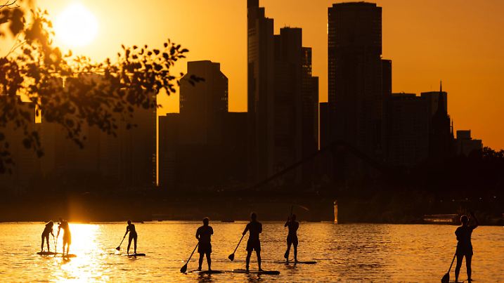 Sonnenuntergang hinter der Frankfurter Skyline Die Sonne geht hinter der Frankfurter Bankenskyline unter. Frankfurt am Main Hessen Deutschland *** Sunset behind the Frankfurt skyline The sun sets behind the Frankfurt banking skyline Frankfurt am Main Hesse Germany 2024-08-28_ffm_skyline_paddler_02