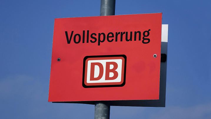 Schild mit Vollsperrung und Logo Deutsche Bahn Schild mit Vollsperrung und Logo Deutsche Bahn, 30.07.2024, Borkwalde, Brandenburg, Auf einem Schild befindet sich der Schriftzug Vollsperrung und das Logo der Deutschen Bahn. *** Sign with full closure and Deutsche Bahn logo Sign with full closure and Deutsche Bahn logo, 30 07 2024, Borkwalde, Brandenburg, One sign features the words Vollsperrung and the Deutsche Bahn logo