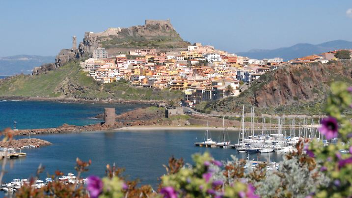 ARCHIV - 09.04.2015, Italien, Castelsardo: Die Altstadt von Castelsardo im Nordwesten Sardiniens. (zu dpa: «Deutscher Tourist beim Baden auf Sardinien ertrunken») Foto: Christian Röwekamp/dpa-tmn/dpa +++ dpa-Bildfunk +++