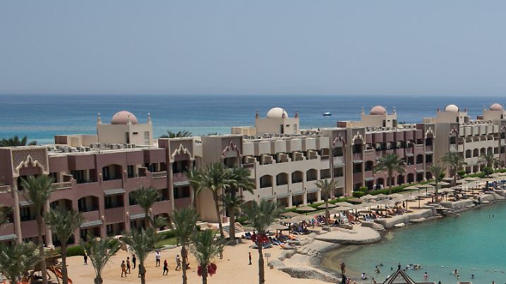 Blick auf die Hotelanlagen in Hurghada, Ägypten, am 15.07.2017, an deren Strand (im Bild oben r und oben M) ein Attentäter am 14.07.2017 mehrere Urlauber mit dem Messer attackierte. Bei der Messerattacke im ägyptischen Urlaubsort Hurghada am Roten Meer sind zwei deutsche Frauen getötet worden. Außerdem habe der Angreifer bei der Bluttat am Strand einer Hotelanlage vier weitere Menschen verletzt, bei denen es sich ebenfalls um Ausländer handele, teilte der staatliche ägyptische Informationsdienst (SIS) mit. Foto: Christina Rizk/dpa +++(c) dpa - Bildfunk+++