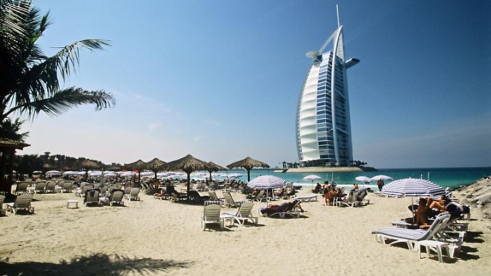 Das Burj Al-Arab-Hotel in Dubai. Das Hotel liegt mitten im Meer auf einer kleinen künstlichen Insel und ist mit 321 Metern die höchste Luxusherberge der Welt. Undatierte Aufnahme. ### United Emirates: Dubai - Hotel Burj Al Arab ## The Burj Al-Arab-Hotel in Dubai. The hotel was constructed on an artificial island in the sea and is due to its height of 321 metres the highest and most luxurious hotel in the world. Undated picutre. #
