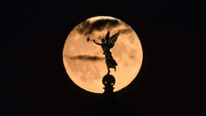 ARCHIV - 11.08.2022, Sachsen, Dresden: Der Mond geht am Abend hinter der Kuppel der Akademie der Bildenden Künste mit dem Engel "Fama" auf. Am 12. August 2022 wird der Vollmond noch einmal zum sogenannten Supermond. (zu dpa: «Supermond und «Blauer Mond» - Seltenes Schauspiel am Himmel») Foto: Robert Michael/dpa +++ dpa-Bildfunk +++