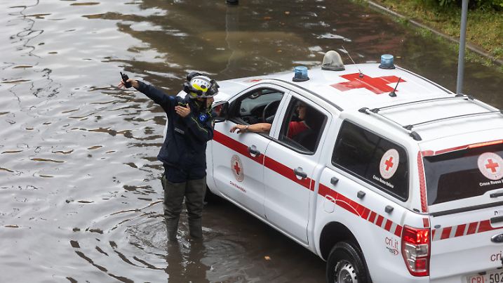 Allagamento Via Rilke a causa delle forti piogge - Milano, Italia - Giovedì, 5 Settembre 2024 (foto Stefano Porta / LaPresse)
Flooding of Via Rilke due to heavy rain
 - Milano, Italia - Milan, Italy - Thursday, 5 settembre 2024 (photo Stefano Porta / LaPresse) / action press