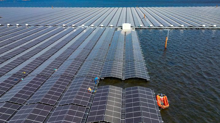 Auf dem Cottbuser Ostsee, einem gefluteten ehemaligen Braunkohletagebau, wird derzeitig eine große Floating-PV-Anlage der LEAG Lausitz Energie Bergbau AG errichtet (Luftaufnahme mit einer Drohne). Am Ostufer des Cottbuser Ostsees finden seit einigen Wochen die Montagearbeiten der LEAG und der Projektentwickler EP New Energies für die nach eigenen Angaben größte schwimmende Solaranlage in Deutschland statt. Die 29 MegaWatt (MW) Anlage auf dem Bergbaufolgesee soll im Winter 2024/2025 in Betrieb gehen. Mit dem so gewonnen Strom kann in etwa der Jahresverbrauch von 8250 Haushalten gedeckt werden.