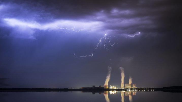 Ein Gewitter mit Blitzen zeichnet sich ab hinter dem Baerwalder See und dem Kohlekraftwerk von Boxberg in der Oberlausitz. Klitten, 28.04.2018. Klitten Deutschland *** A thunderstorm with lightning is visible behind the Baerwalder See and the coal power plant of Boxberg in Oberlausitz Klitten 28 04 2018 Klitten Germany PUBLICATIONxINxGERxSUIxAUTxONLY Copyright: xFlorianxGaertner/photothek.netx