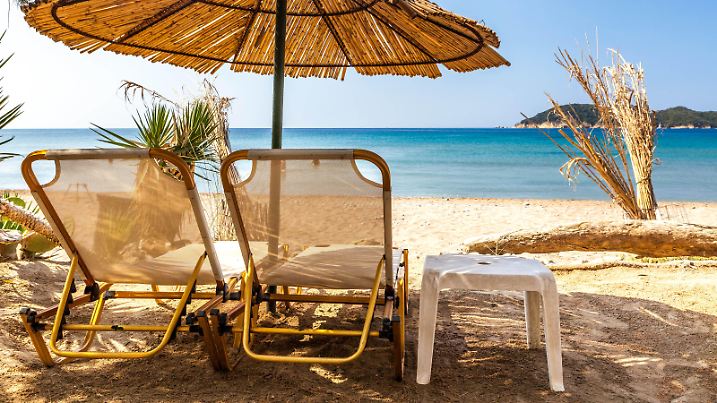 Holidays under parasol at Andaman Sea Copyright: xAndreixxPopx/xDesignxPicsx , 32072909 PUBLICATIONxINxGERxSUIxAUTxONLY Copyright: AndreixxPopx/xDesignxPics 32072909