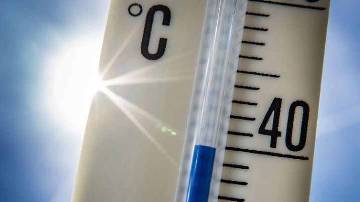 ARCHIV - 18.07.2022, Hessen, Frankfurt/Main: Ein Außenthermometer zeigt vor dem blauen Himmel und der Sonne eine Temperatur von nahezu 40 Grad Celsius an. (zu dpa: «Fast jeder Vierte stark durch Hitze bei der Arbeit belastet») Foto: Frank Rumpenhorst/Deutsche Presse-Agentur GmbH/dpa +++ dpa-Bildfunk +++