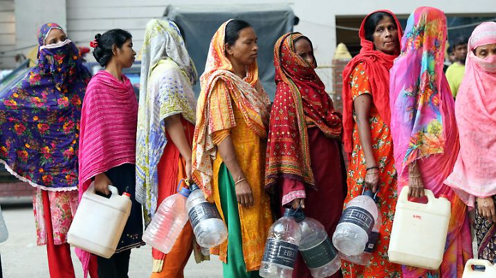 Bangladesch, Hitzewelle, Eindrücke aus Dhaka Water Crisis In The Hot Summer Day In Dhaka - Bangladesh People collect drinking water from the Basabo Temple water tap during the heatwave in Dhaka, Bangladesh, 27 April 2024. According to the Bangladesh Meteorological Department BMD the duration of heat wave has been extended by three more days, Meteorological office issued a new waring on 22 April for next 72 hours. Photo by Habibur Rahman/ABACAPRESS.COM Dhaka Wari Bangladesh PUBLICATIONxNOTxINxFRAxESPxUKxUSAxBELxPOL Copyright: xHabiburxRahman/ABACAx