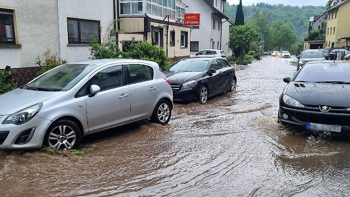 02.05.2024, Baden-Württemberg, Schriesheim: Autos fahren im Stadtteil Altenbach über eine überflutete Sraße. Der Deutsche Wetterdienst (DWD) warnt von Donnerstag bis in die frühen Morgenstunden des Freitags vor schweren Gewittern in weiten Teilen des Landes. Örtlich bestehe demnach Gefahr von Starkregen mit Mengen zwischen 25 und 50 Liter pro Quadratmeter. Foto: René Priebe/PR-Video/dpa +++ dpa-Bildfunk +++