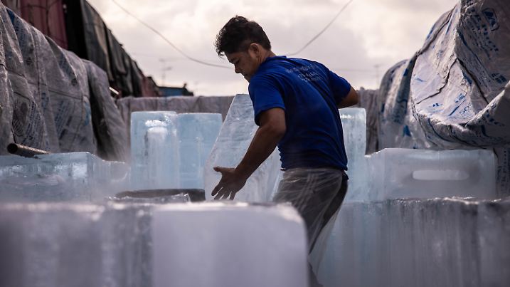 28.04.2024, Thailand, Bangkok: Ein Mann liefert Eisblöcke auf einem Markt aus, während das thailändische Wetteramt in Bangkok, Thailand, am Sonntag, den 28. April 2024, vor großer Hitze warnt. Die El-Nino-Wetterlage sorgt für überdurchschnittlich hohe Temperaturen, die bis in den Juni hinein vorhergesagt werden. Foto: Andre Malerba/ZUMA Press Wire/dpa +++ dpa-Bildfunk +++