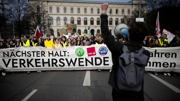 Fridays for Future, Klimastreik DEU, Deutschland, Germany, Berlin, 01.03.2024 Demonstranten der Fridays For Future Bewegung und Mitglieder der Gewerkschaft Verdi im Nahverkehr mit einem Transparent Naechster Halt Verkehrswende auf der Kundgebung und Demonstration von Schuelerinnen und Schueler der weltweiten Bewegung FridaysForFuture unter dem Motto Wir fahren zusammen fuer eine Verkehrswende und bessere Arbeitsbedingungen im Oepnv in Berlin Deutschland . Die Demonstranten streiken fuer einen radikalen Wandel der Klimapolitik, den Klimaschutz, der Einhaltung des 1,5-Grad-Ziels, Ausstieg aus der Kohlepolitik. en: Demonstrators of the Fridays For Future movement and members of the Verdi union in local transport with a banner Next Stop traffic