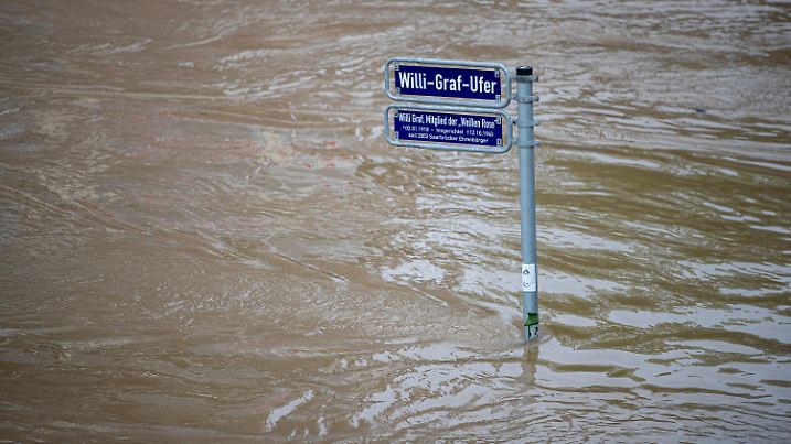 18.05.2024, Saarland, Saarbrücken: Die Saar ist über die Ufer getreten. Heftiger Dauerregen hat im Saarland vielfache Überflutungen und Erdrutsche verursacht. Foto: Laszlo Pinter/dpa +++ dpa-Bildfunk +++