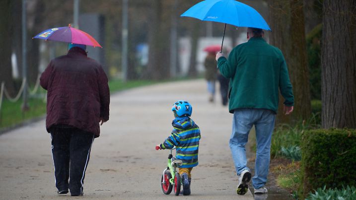 ARCHIV - 19.03.2023, Rheinland-Pfalz, Koblenz: Spaziergänger laufen bei Regenwetter durch die Koblenzer Rheinanlagen.

Wolken und Regen hat der Deutsche Wetterdienst angekündigt. (zu dpa: «Neue Woche wird nass und stürmisch - Gewitter und Starkregen möglich») Foto: Thomas Frey/dpa +++ dpa-Bildfunk +++