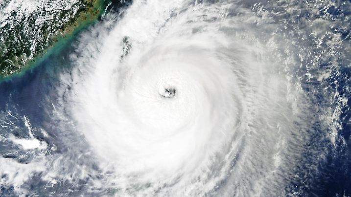 HANDOUT - 04.10.2023, ---: Diese von Nasa Earth zur Verfügung gestellte Satellitenbild zeigt den Taifun «Koinu», nachdem er nördlich der Philippinen vorbeigezogen war und sich nun der südöstlichen Küste Taiwans nähert. MODIS nahm dieses Bild des Taifuns am 4. Oktober um etwa 13 Uhr Ortszeit auf. Foto: Nasa Earth/ZUMA Press Wire/dpa - ACHTUNG: Nur zur redaktionellen Verwendung und nur mit vollständiger Nennung des vorstehenden Credits +++ dpa-Bildfunk +++