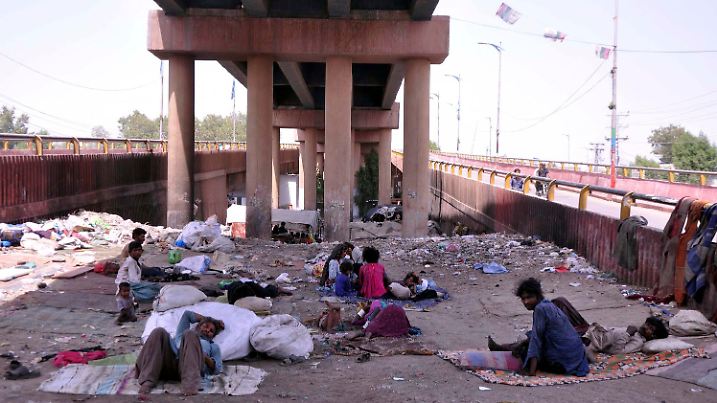 May 28, 2024, Pakistan: HYDERABAD, PAKISTAN, MAY 28: People are taking rest and nap under the shade of .flyover during the hot weather of summer season, in Hyderabad on Tuesday, May 28, 2024. (Credit Image: © PPI via ZUMA Press Wire