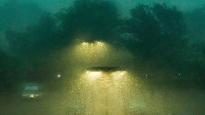 28.05.2024, USA, Houston: Regen fällt, als ein Sturm durch Houston zieht. Foto: Raquel Natalicchio/Houston Chronicle/AP/dpa - ACHTUNG: Nur zur redaktionellen Verwendung und nur mit vollständiger Nennung des vorstehenden Credits +++ dpa-Bildfunk +++