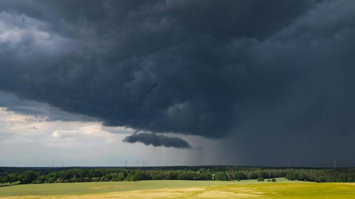 27.05.2024, Brandenburg, Treplin: Eine Gewitterzelle mit dunklen Wolken zieht über die Landschaft im Landkreis Märkisch-Oderland in Ostbrandenburg. In der Nacht zu Dienstag bleibt es ungemütlich in der Region. Die Meteorologen erwarten weiterhin noch Gewitter und Starkregen. Foto: Patrick Pleul/dpa +++ dpa-Bildfunk +++