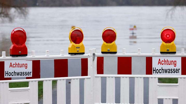 Impression vom Hochwasser in Köln am Ufer von Köln-Rodenkirchen: Am Ufer des Rhein sind Spielplätze, Gehwege und Wiesen überflutet. Absperrungen weisen auf Hochwasser hin. Themenbild, Symbolbild Köln, 15.12.2023 NRW Deutschland *** Impression of the flood in Cologne on the banks of Cologne Rodenkirchen Playgrounds, footpaths and meadows are flooded on the banks of the Rhine Barriers indicate flooding Themed picture, symbolic picture Cologne, 15 12 2023 NRW Germany Copyright: xChristophxHardtx