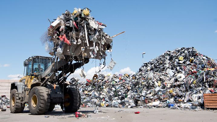 ARCHIV - Ausgediente Elektrogeräte liegen am 19.07.2016 zum Recycling auf dem Firmengelände von Electrocycling in Goslar (Niedersachsen). Wenn der Wasserkocher oder Rasierapparat streikt, ist eine Reparatur auch für begabte Heimwerker oft unmöglich: Die Geräte werden beim Öffnen zerstört oder es fehlen Ersatzteile und eine Anleitung. Das möchte die Verbraucherzentrale ändern. (zu dpa "Studie: Hersteller erschweren Reparatur von Haushaltsgeräten" vom 13.11.2017) Foto: Julian Stratenschulte/dpa +++(c) dpa - Bildfunk+++