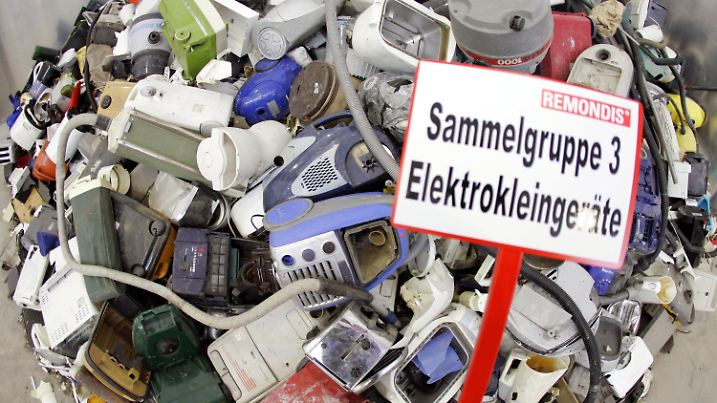 ARCHIV - Ausrangierte Elektrogeräte liegen am 24.03.2006 in Lünen vor der Inbetriebnahme eines Zentrums für die Aufbereitung von Elektroschrott von Deutschlands größtem Entsorger Remondis auf einem Haufen. Foto: Bernd Thissen/dpa (zu dpa "Zollstock vonnöten: Schwarz-Rot will mehr Elektro-Müll sammeln" vom 11.03.2015) +++(c) dpa - Bildfunk+++