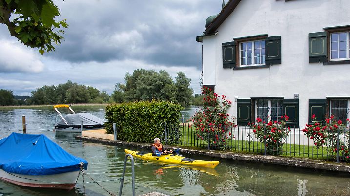 Bodensee, Kajakfahrer bei hohem Wasserstand auf dem Untersee bei Gottlieben *** Lake Constance, kayaker at high water level on Untersee near Gottlieben