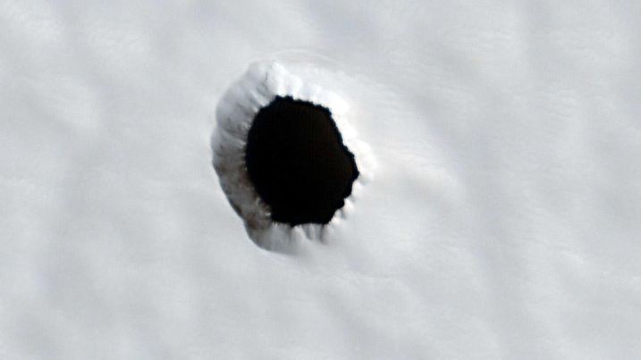 Loch an der Flanke des Arsia Mons