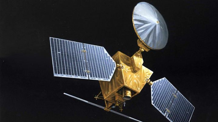 Zeichnung des "Mars Reconnaissance Orbiter (Archivfoto, herausgegeben von der NASA am 04.10.2001).  Am späten Abend des 10.03.2006 um 22.25 Uhr (MEZ) zünden die Triebwerke der Erkundungssonde «Mars Reconnaissance Orbiter», damit der Raumflugkörper nach einem sieben Monate langen Flug und 500 Millionen Kilometer langen Flug in eine Umlaufbahn um den Mars einschwenkt. 27 Minuten dauert das Flugmanöver, aber nur während der ersten 21 Minuten besteht Funkkontakt zwischen dem Kontrollzentrum in Pasadena und der Sonde im All. Verläuft alles nach Plan, dauert es noch weitere sieben Monate, bis die Erkundungssonde auf ihrem endgültigen Orbit in rund 300 Kilometer über der Mars-Oberfläche Position bezogen hat.  EPA/AFP NASA (zu Korr: "NASA will «Fluch des Mars» besiegen - neue Sonde kurz vor dem Ziel" vom 09.03.2006)  +++(c) dpa - Bildfunk+++