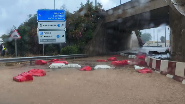 20240611 Unwetter auf Mallorca PALMA, SPAIN - JUNE 11 2024 : Wassermassen am Flughafen in Palma nach Unwetter at - Unwetter auf Mallorca on June 11, 2024 in Palma, . Palma Balearic Islands Spain *** 20240611 Storms on Mallorca PALMA, SPAIN JUNE 11 2024 Masses of water at the airport in Palma after storms at Storms on Mallorca on June 11, 2024 in Palma, Palma Balearic Islands Spain