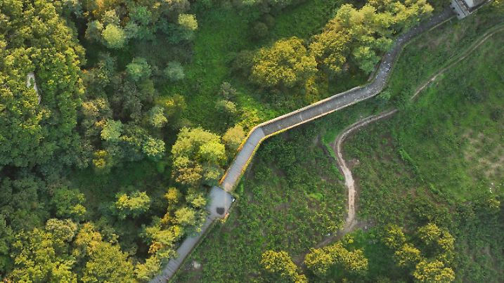 (230824) -- DANDONG, Aug. 24, 2023 (action press/Xinhua) -- This aerial photo taken on Aug. 23, 2023 shows the scenery of Hushan section of the Great Wall in Dandong City, northeast China's Liaoning Province. (action press/Xinhua/Yang Qing) / action press