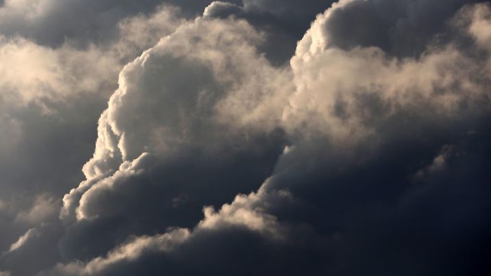Gewitterlage im Sommer Mächtige Wolkengebirge in denen vereinzelt eine Gewitterwolke erkennbar ist, zeigen sich bei einer Gewitterwetterlage am Himmel über dem Essener Ruhrtal. *** Thunderstorm situation in summer Mighty mountains of clouds in which a thundercloud can be seen from time to time appear in the sky above the Ruhr valley in Essen during a thunderstorm weather situation