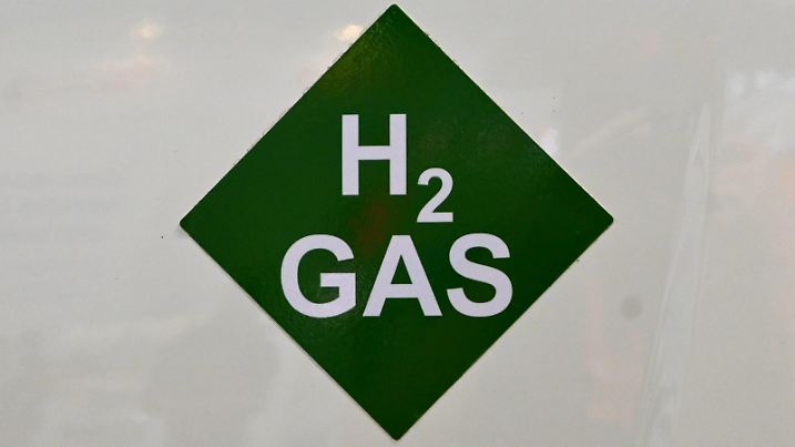 Ifat Munich 2024, Weltleitmesse für Umwelttechnologien und Fachmesse für Abwassertechnik, Abfall- und Rohstoffwirtschaft auf dem Gelände der Messe München. Foto: Aufkleber H2 Gas auf einem LKW mit Flüssig Wasserstoff - Antrieb *** Ifat Munich 2024, the worlds leading trade fair for environmental technologies and trade fair for wastewater technology, waste and raw materials management at the Messe München exhibition center Photo sticker H2 Gas on a truck with liquid hydrogen drive