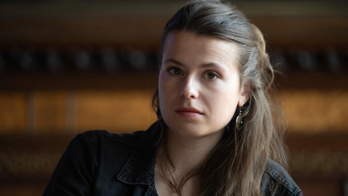 ARCHIV - 01.06.2024, Thüringen, Erfurt: Luisa Neubauer, Klimaschutzaktivistin, sitzt auf dem Deutschen Katholikentag bei einer Podiumsdiskussion. (zu dpa: «Neubauer: Stärkste Fraktion bei Jungwählern war das Klima») Foto: Hendrik Schmidt/dpa +++ dpa-Bildfunk +++