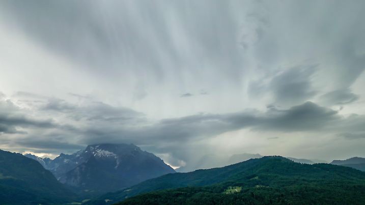 Erneut zogen heftige Gewitter und Unwetter über die Alpen hinweg. Am Samstagnachmittag und Abend ist vor allem das Berchtesgadener Land betroffen gewesen. Über dem Königssee zogen dunkle Unwetterwolken auf. Touristen flüchteten mit dem Regenschirm vor dem nahenden Unwetter. Vor allem heftiger Starkregen brachten die Unwetter. Auf der A 8 herrschte Aquaplaning auf Grund des Starkregens. An der deutsch-österreichischen Grenzen gab es schweren Sturm. So deckte der Sturm in Lofer ein Dach ab. Die Feuerwehr deckte das beschädigte Dach mit einer Plane und Holzbrettern ab. / 080624