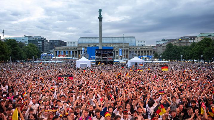 Fans der deutschen Nationalmannschaft jubeln und Feiern beim Fanfest mit Public Viewing auf dem Stuttgarter Schlossplatz beim ersten Gruppenspiel gegen Schottland. Stuttgart, EURO2024 Fanfest Schlossplatz, 14.06.2024 Stuttgart *** Fans of the German national team cheer and celebrate at the fan festival with public viewing on Stuttgarts Schlossplatz for the first group match against Scotland Stuttgart, EURO2024 Fanfest Schlossplatz, 14 06 2024 Stuttgart Copyright: xDennisxDuddek/xEibnerxPressefotox EP_DDK