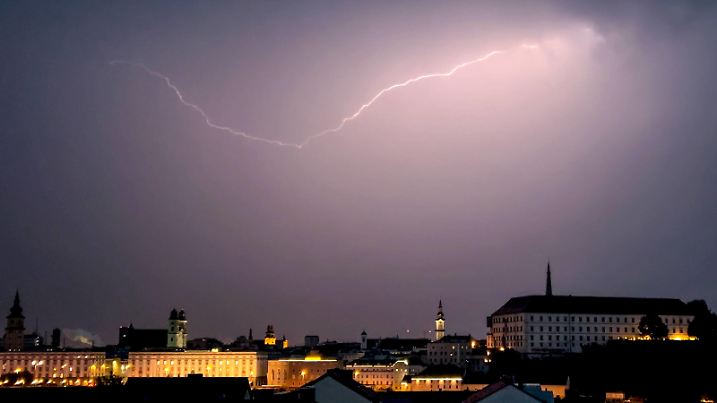 News Bilder des Tages Wetter, Gewitter, Blitz 09.06.2024, Linz, AUT, Wetter, Unwetter, Gewitter, im Bild Blitz ueber Linz Oberoesterreich *** weather, thunderstorm, lightning 09 06 2024, Linz, AUT, weather, storm, thunderstorm, in the picture lightning over Linz Upper Austria Wetter, Gewitter, Blitz, 09.06.2024-3