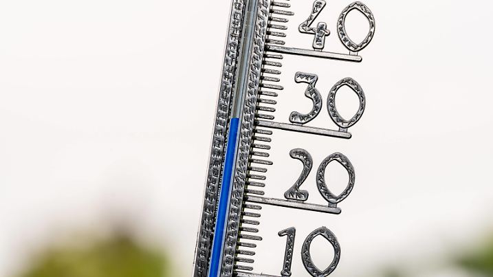 Bavaria, Germany - 25 August 2023: Thermometer in the sun at 30 degrees Celsius. Summer, sun and heat concept *** Thermometer in der Sonne bei 30 Grad Celsius. Sommer, Sonne und Hitze Konzept